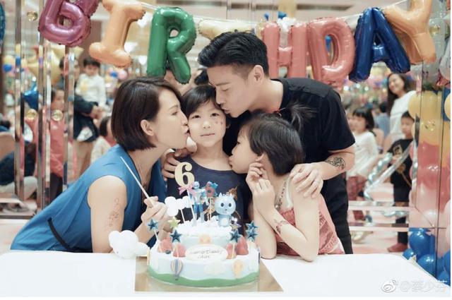 如今,蔡少芬迎来了第三胎,一家五口成为幸福的典范.