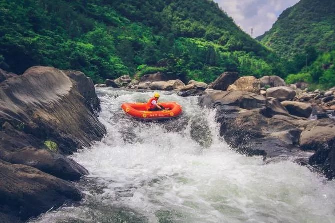 唐家河漂流 秋: 赏 漫 山 红 叶