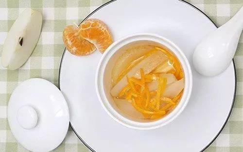 需要注意的是,生姜红糖水只适用于风寒感冒或淋雨后胃寒,不能用于暑热