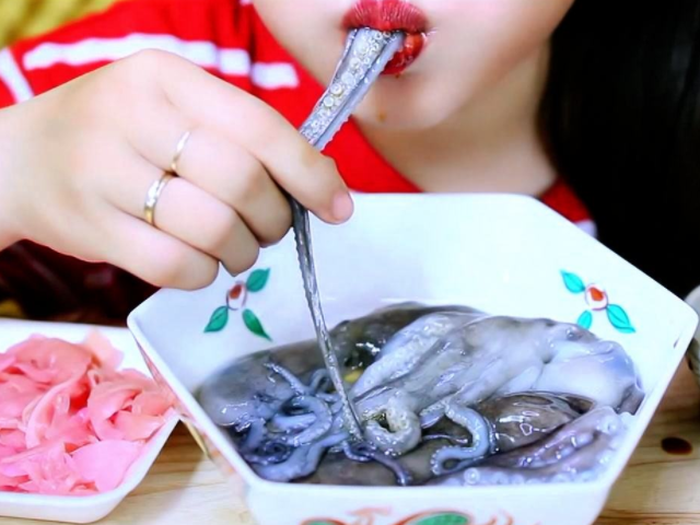 美国吃生牛肉,韩国吃生章鱼,日本吃生鱼片,中国:看好可别眨眼