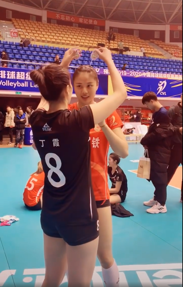 丁霞输球龚翔宇上前安慰,戴丁霞表情包发卡卖萌,霞