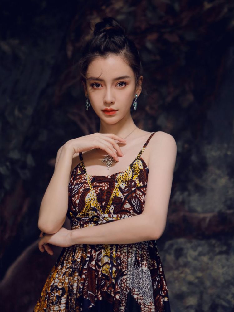 baby和金晨,年龄只差1岁,同穿印花吊带裙,辣妈和少女的区别!