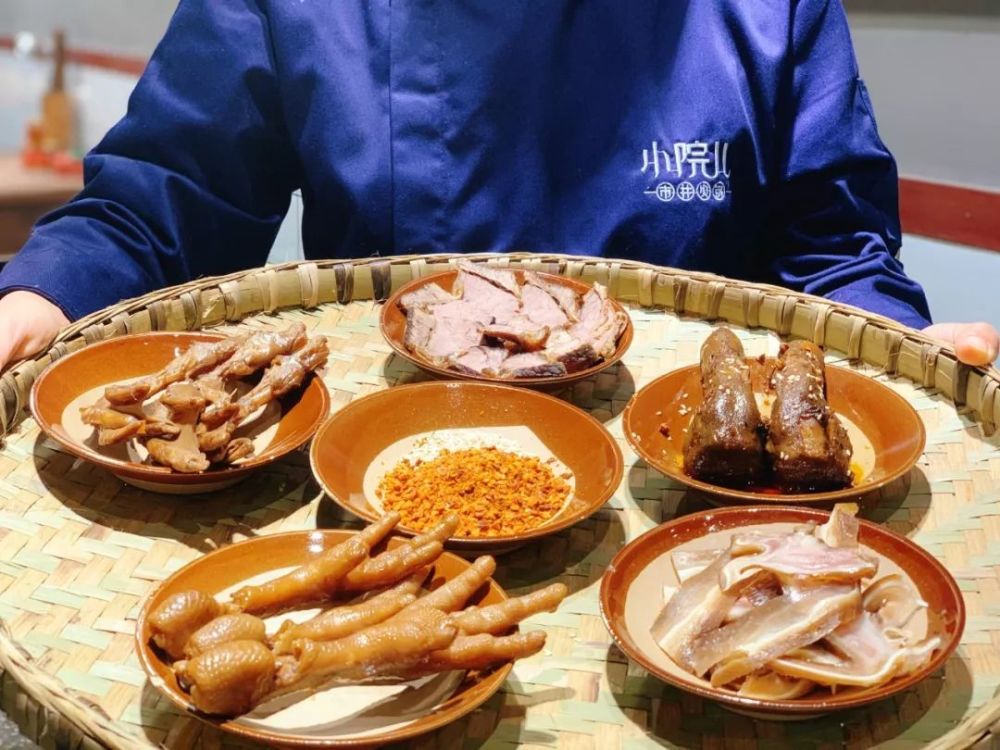 "来小院儿一探究竟,还原卤味本色的卤味火锅,川卤风味来这就能一探