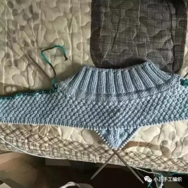 织完空心针后不要断线,直接第一行在别色线上挑织6针.