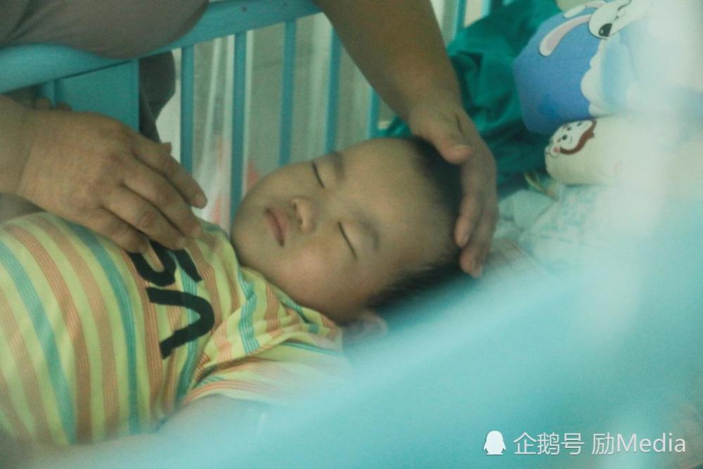 偷妈妈刚换的内衣_偷妈妈刚换下来的内裤(2)