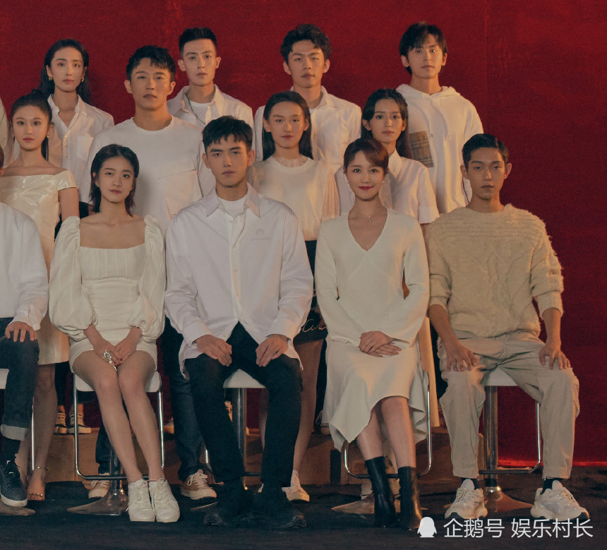 星辰大海演员合影排位有学问,周冬雨c位,刘昊然靠边,宋祖儿张雪迎被