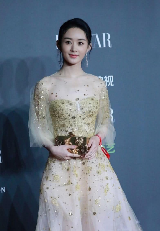 赵丽颖拍合照换礼服,看到大合影的古力娜扎,终于明白粉丝为啥爱她