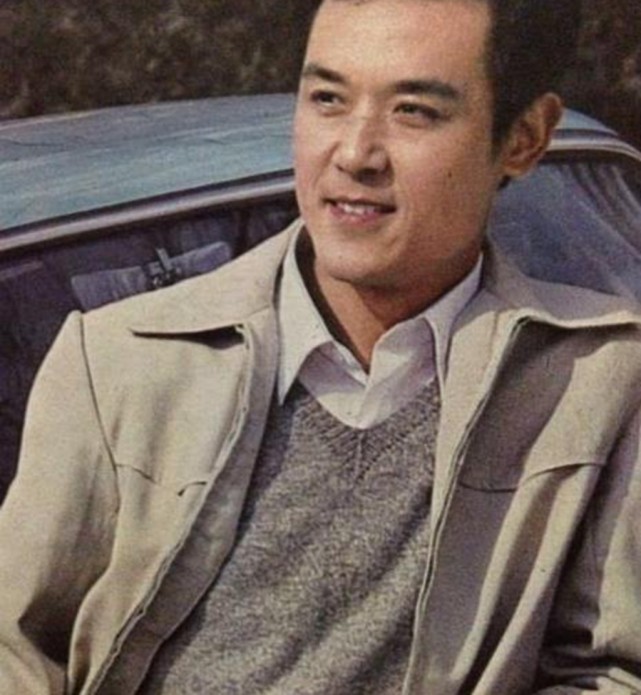 70年代的男明星长什么样?如今79岁仍帅气,与妻子堪称