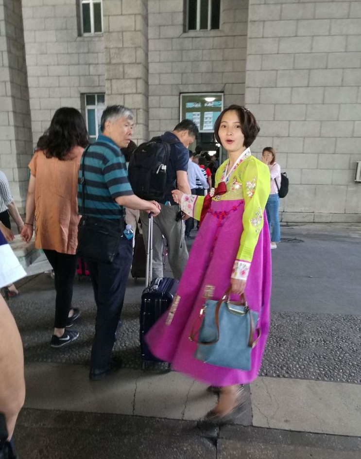 实拍朝鲜游客镜头下的朝鲜美女导游