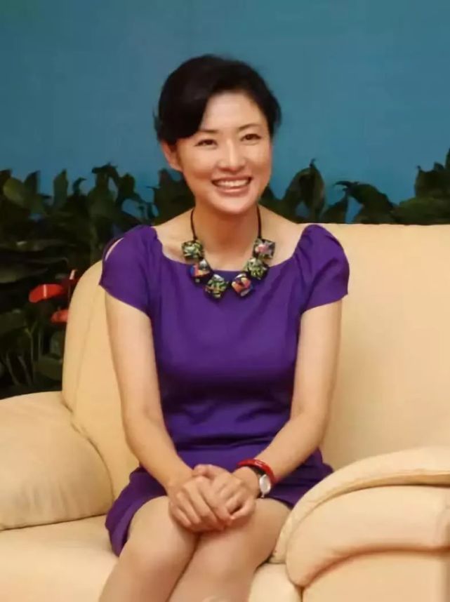 央视第一女主持人逝世,晚年重获爱情,如今儿子成为