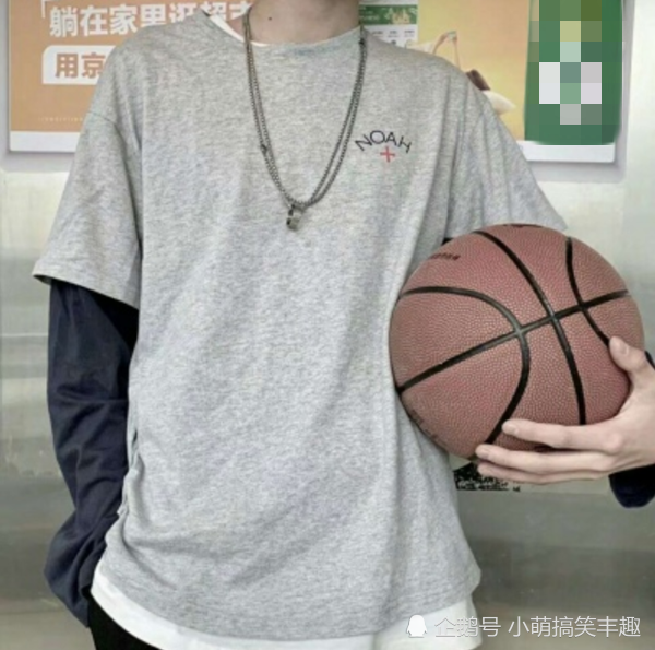 因为有肌肉看上去就是一个型男,所以大多数男生都喜欢打篮球有健美