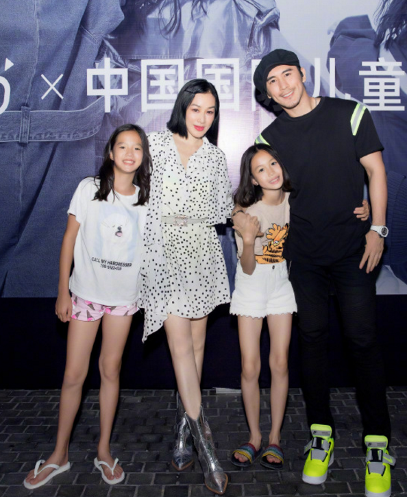 钟丽缇二女儿开挂了丑娃长大避开小时候缺点混血颜太明显