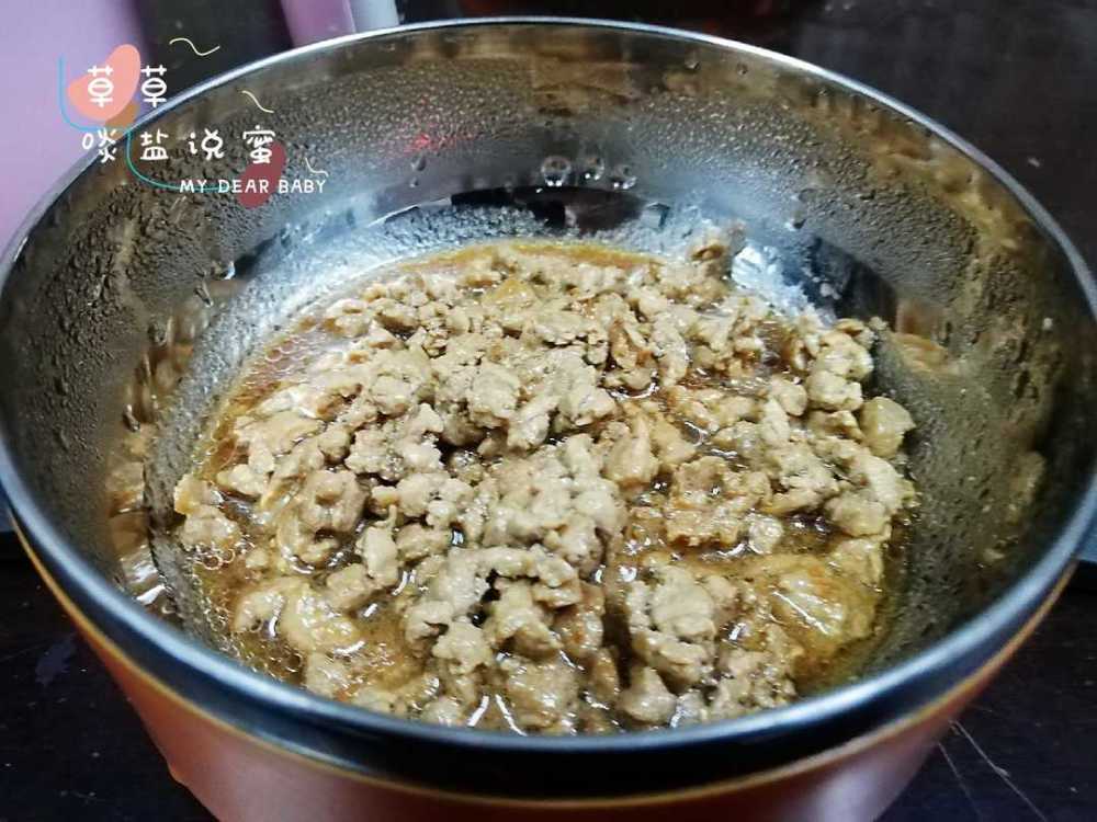 先是炣瘦肉,瘦肉剁碎了,放小熊泡面锅里用酱油炣,那股瘦肉酱油香,比起