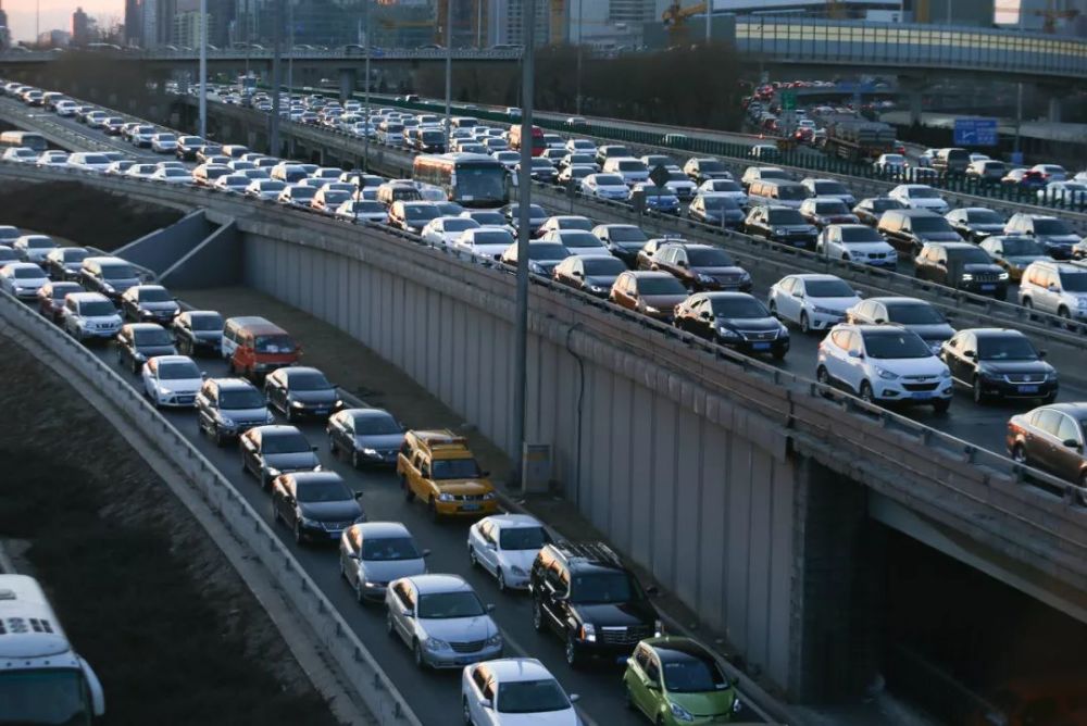 马路变成停车场,这种场景我们都不陌生,小到门口乱成一团的十字路口