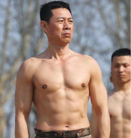 谁说中国演员不健身?这些老戏骨个个肌肉发达,只是你不知道而已!