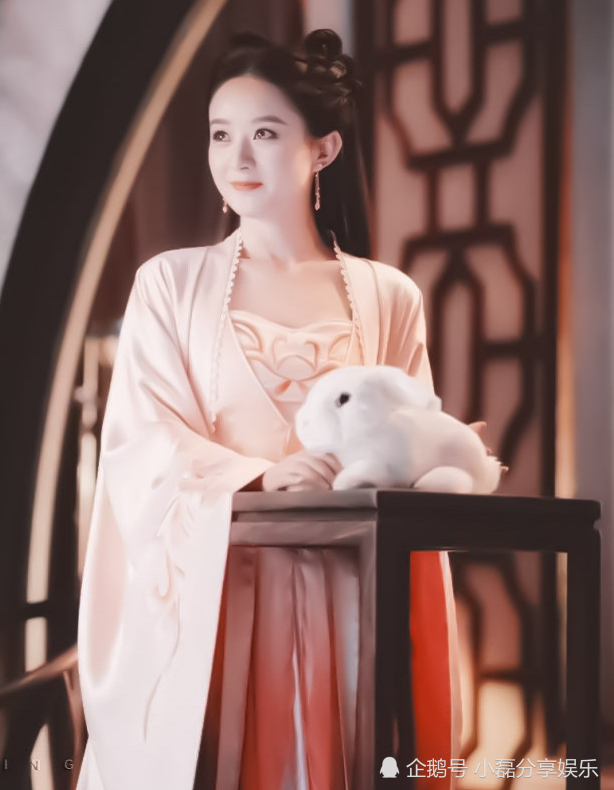赵丽颖圆脸不适合演嫦娥?当她抱着"玉兔"的那一刻,要窒息了