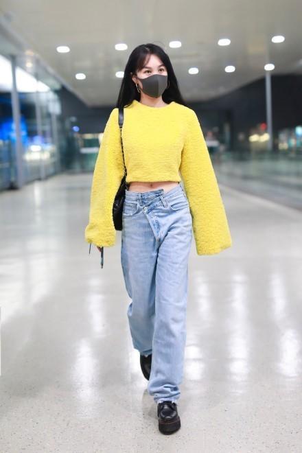 李菲儿真是任性,大冬天穿露脐装狂秀蚂蚁腰,裤子前门有心机