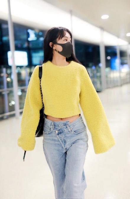 李菲儿真是任性,大冬天穿露脐装狂秀蚂蚁腰,裤子前门有心机