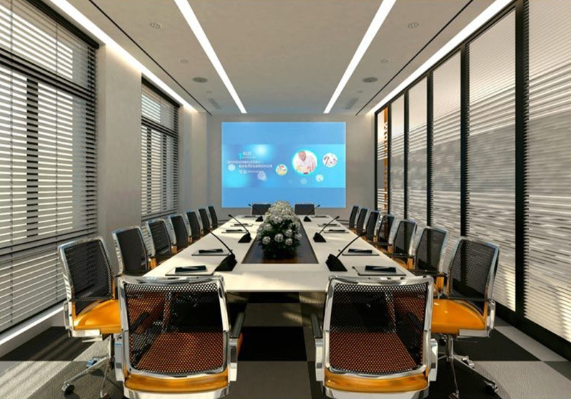 一般公司的会议室,是一些人的小会议室,一张会议桌,一台投影仪,几十