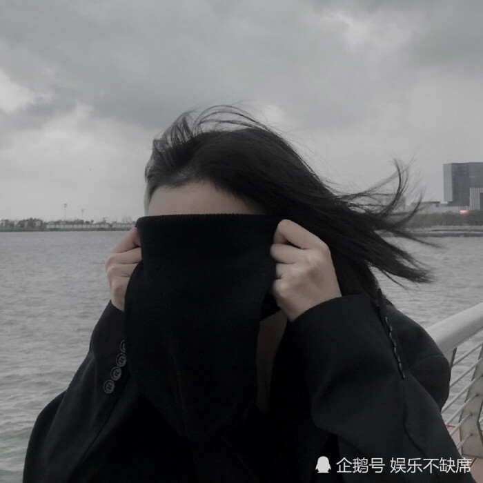 微丧女生头像:期待变成了失望,喜欢自然也就变成了陌生
