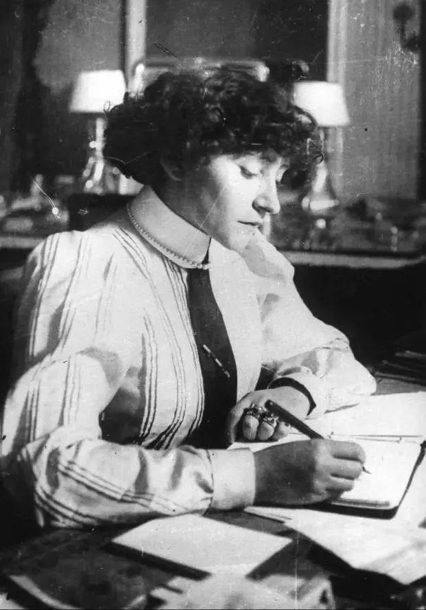 colette,她是法国首位享有国葬之礼的女作家,被誉为 二十世纪法国