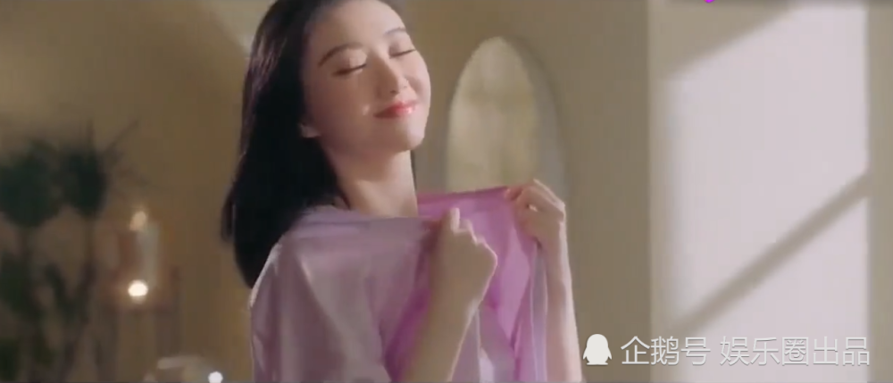 景甜穿"睡衣"拍广告,原地转圈外套被风吹起,好身材尽收眼底