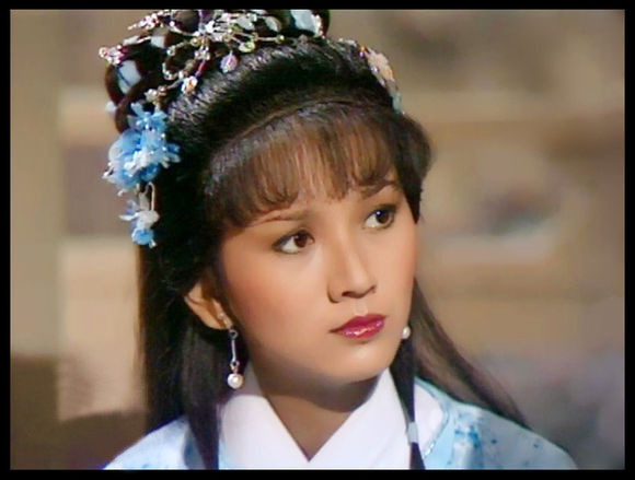 赵雅芝的马春花貌美可人,温柔贤淑,把对师兄的兄妹之情,对福康安的爱