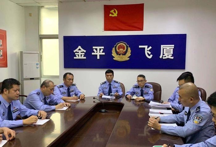 接报后,金平警方迅速抽调飞厦派出所和网警大队精干警力成立专案组