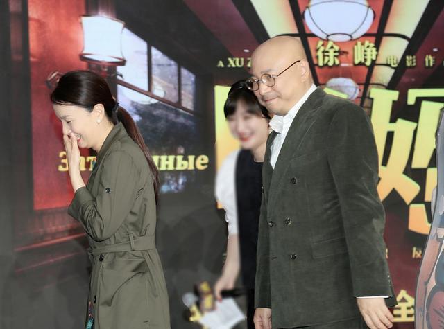 徐峥小陶虹让人太想哭,穿墨绿礼服携新作亮相,开启撒狗粮新模式
