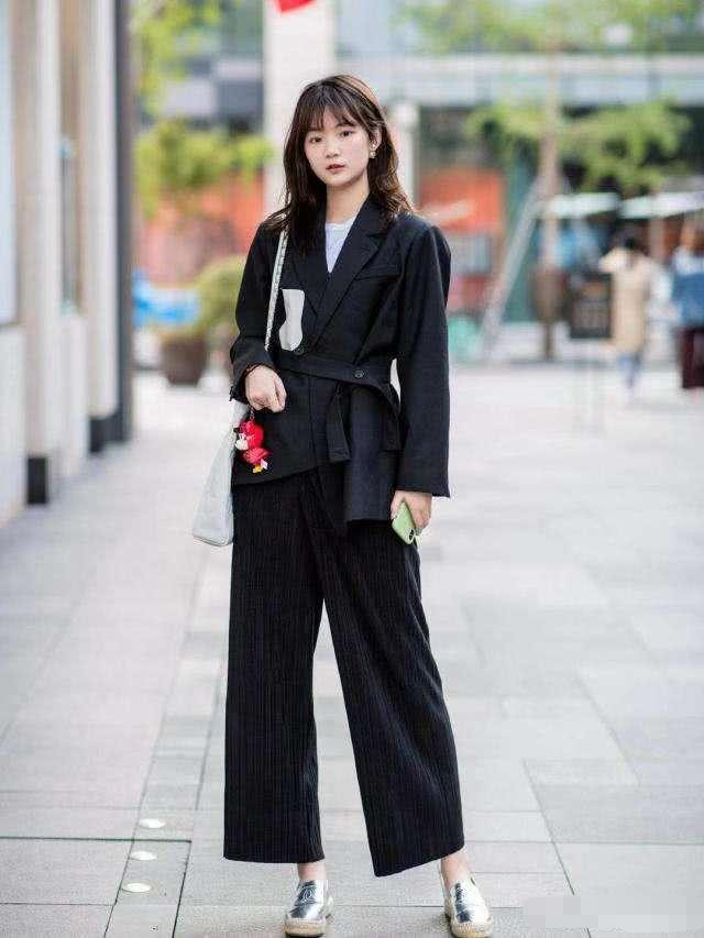 穿搭look3:阔腿裤 短外套