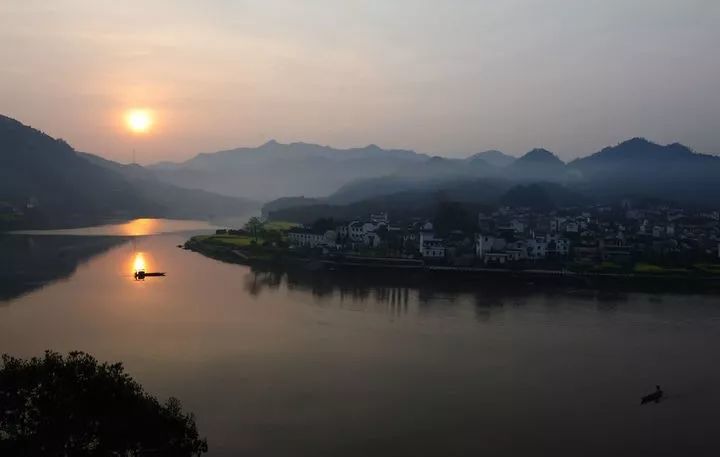 上世纪七十年代初,知青古少林和裴小丽来到湘南雨母山区插队落户,然而