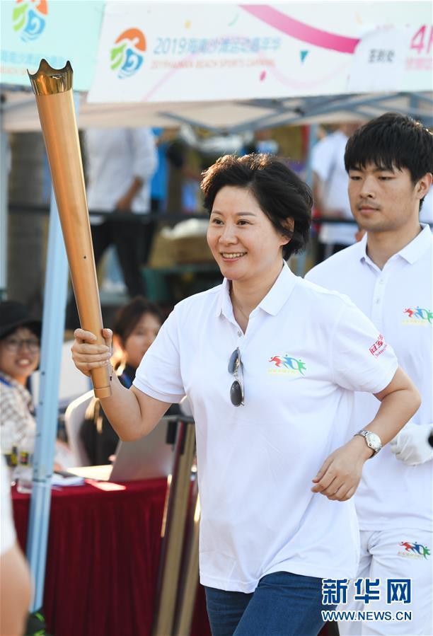 11月23日,前乒乓球奥运冠军李菊在冠军荣耀中国行走进海南火炬传递