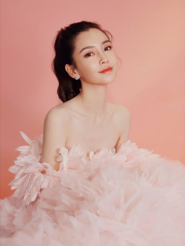 杨颖一袭花瓣裙美成初恋,移不开眼