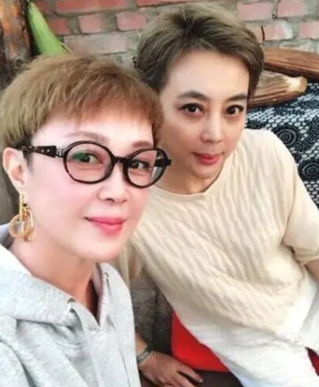 55岁傅艺伟近照曝光,脸部消瘦发际线后移,她曾因丑闻自毁星途