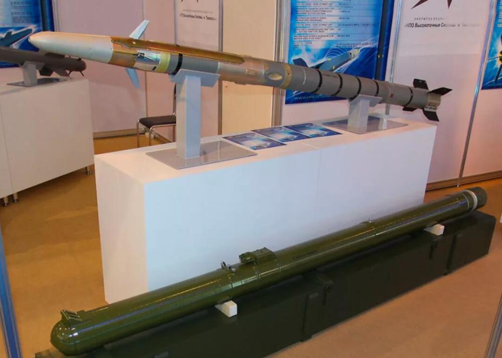 弹长1779毫米,长径比仅有10,显得格外短粗,中国akd-10反坦克导弹也