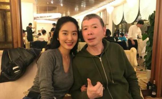 冯小刚并非伸手杨采钰,实则召唤妻子徐帆,却遭杨采钰误解引猜想