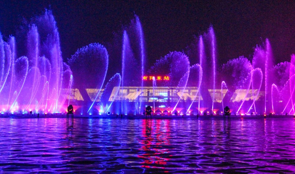 流光溢彩惹人醉——郑万高铁南阳东站广场日月湖夜景掠影