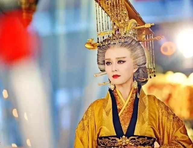 (《武媚娘传奇》武则天称帝剧照,扮演者: 范冰冰)