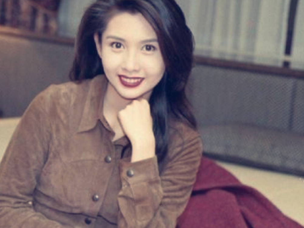 邱淑贞女儿"整容式"长开,20岁模仿妈妈经典卷发,结果却惊艳全场!