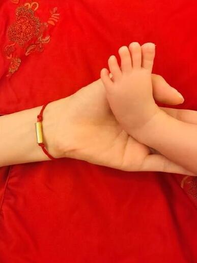 林心如晒女儿新照：你是上天赐予的最好的礼物