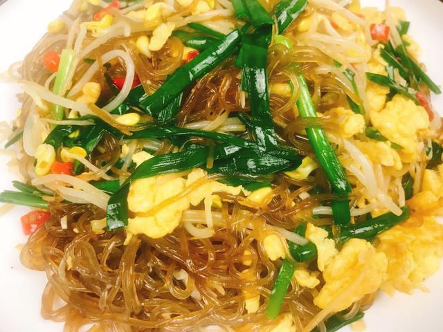 豆芽炒红薯粉条的做法原来这么简单,粉条不坨不糊锅,美味下饭