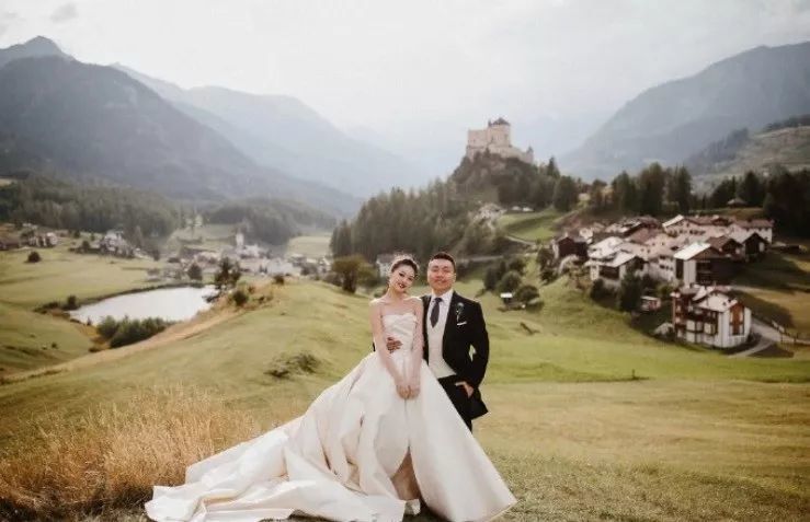 晚晚婚纱品牌_动漫婚纱情侣头像(3)