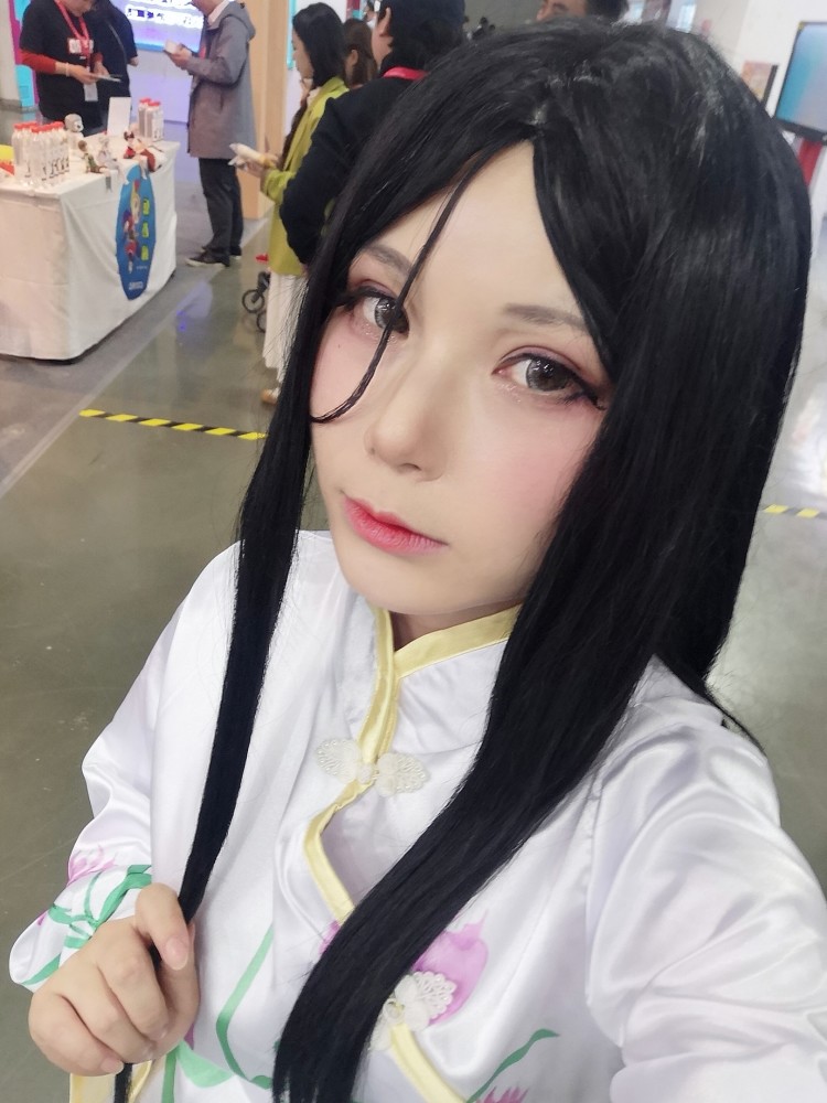 今天给大家带来了一组动漫《一人之下》中的女主角冯宝宝的cos(coser