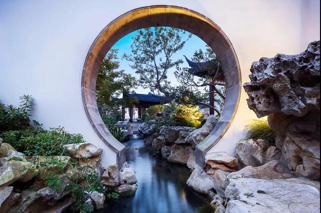 漏景是中国建筑艺术园林构景方法之一.最基础的漏景是从框景发展而来.
