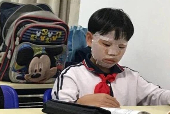 穿奇装异服的学生