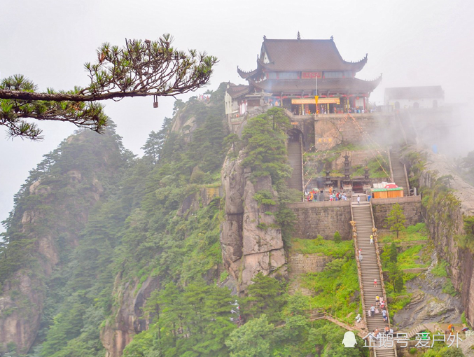 河南信阳固始境内的西九华山,迎来今冬第一场雪