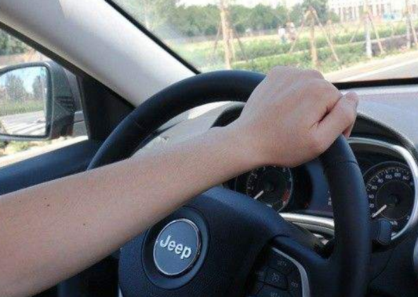 老驾驶员开车时,大多数是单手打方向盘,有什么危险?