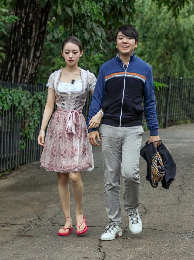 郎朗老婆吉娜穿金丝毛衣展露"芭比身材",无修图堪称"贝微微"