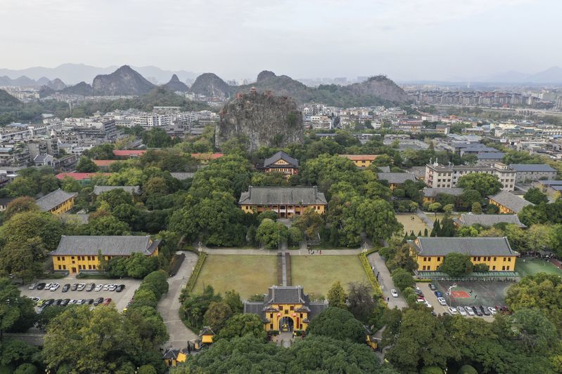 无人机拍摄的桂林市独秀峰·王城景区.新华社记者曹祎铭摄