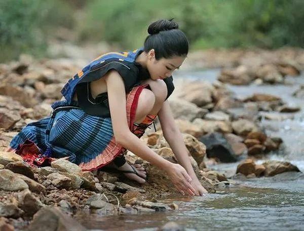 我国这一原始村庄,女性身穿"两片瑶,前一片后一片让人想入非非